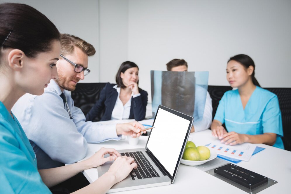 Hospital Administration Courses In Kerala 3 doctors discussing laptop meeting 107420 84806